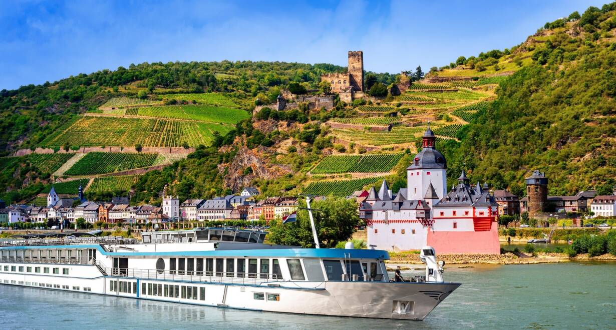 6-daagse cruise Vakwerkhuizen & wijngaarden langs de Rijn & Moezel - DuitslandVertrek per touringcar naar de kade in Trier